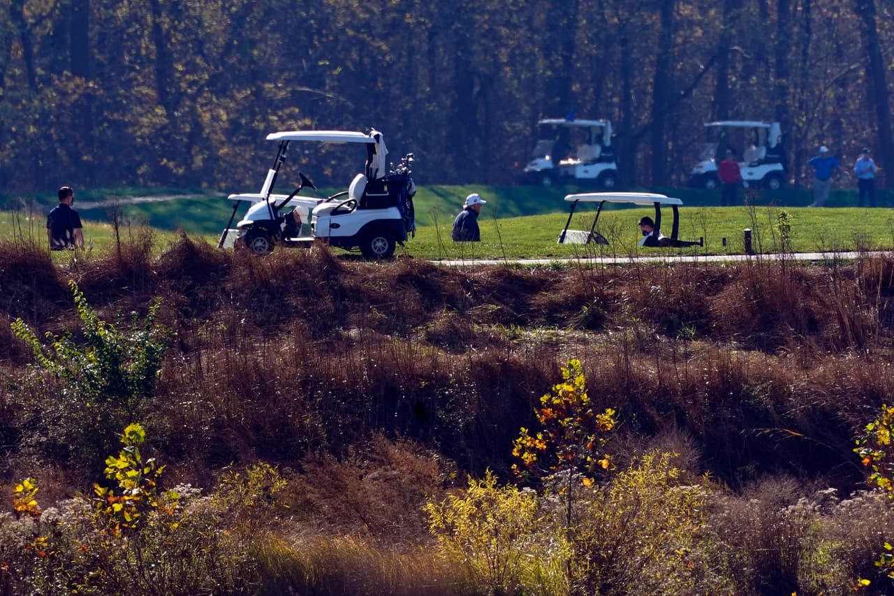 El presidente Donald Trump jugando golf en el Trump National Golf Course de Sterling, Virginia, el sábado 7 de noviembre de 2020.