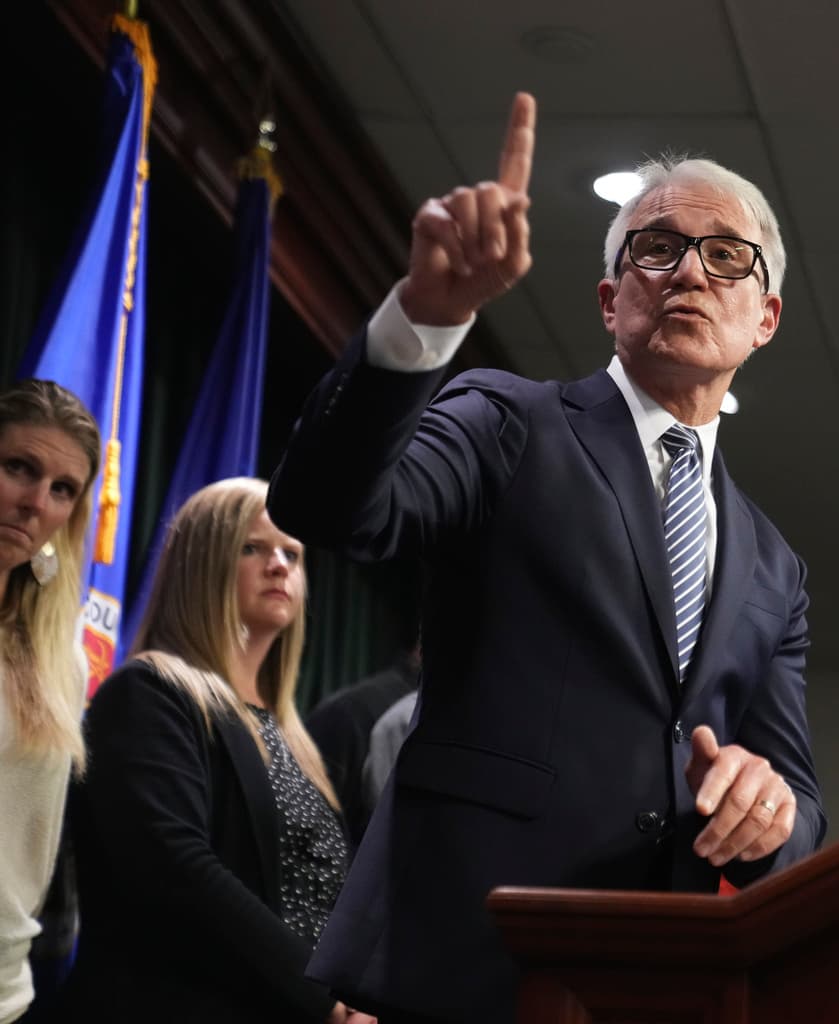 El abogado Mark Geragos enfatizó que no se trató de 
<b><a href="https://www.univision.com/local/los-angeles-kmex/habla-el-fiscal-george-gascon-tras-polemica-decision-que-puede-liberar-a-los-hermanos-menendez-video" target="_blank">una movida política del fiscal de Los Ángeles, George Gascón (en la foto)</a></b>. Junto a varios miembros de la familia Menéndez, el defensor legal de Lyle y Erik explicó que el proceso hacia la reconsideración de sentencia comenzó "mucho antes" de la época de elecciones.