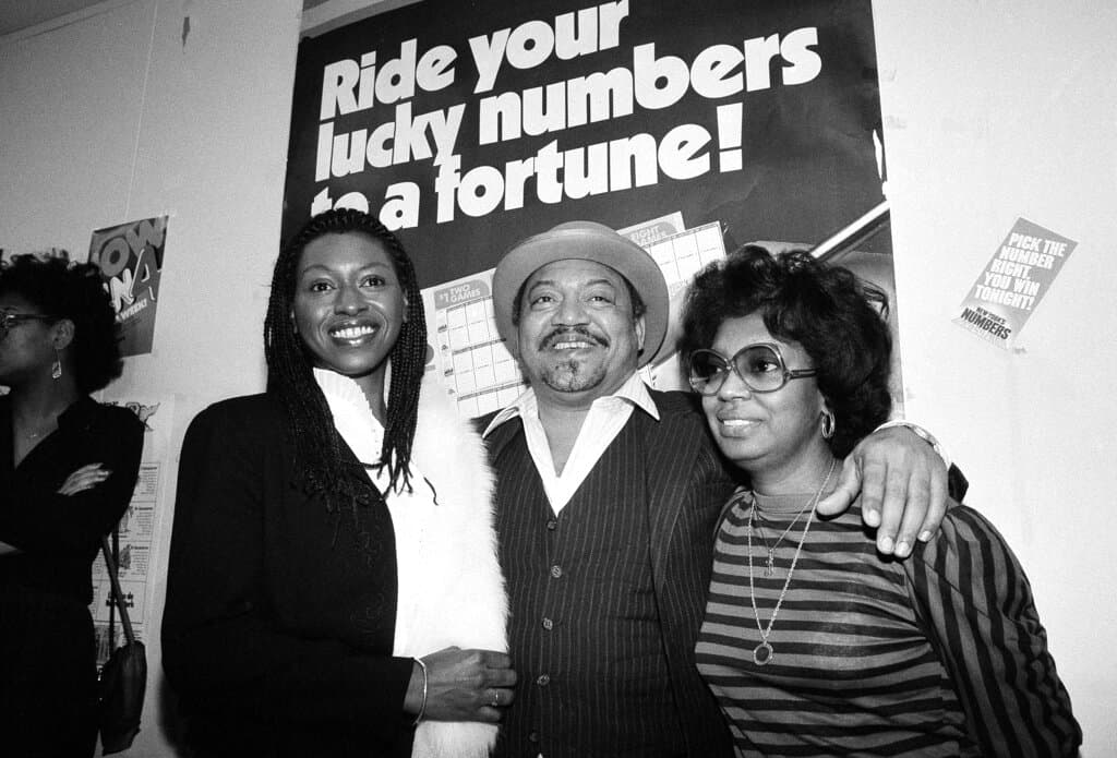 <h3 class="cms-H3-H3"><b>Curtis Sharp Jr.</b></h3>
<br>
<br>Ganó $5 millones jugando a la lotería en Nueva York en 1982. Su fortuna desapareció debido a múltiples matrimonios fallidos, visitas al casino y donaciones imprudentes, según el sitio
<i> GoBankingRates. </i>En la imagen tomada el 1 de diciembre de 1982, Sharp celebra que ganó el premio mayor.