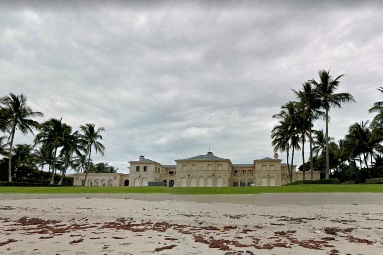 <b>Puesto 5. La Reverie, en Palm Beach, Florida: 111 millones de dólares.</b> Esta mansión fue construida en un terreno a la orilla del mar de más de 200,000 pies cuadrados. La construcción, de 70,000 pies cuadrados, tiene 11 habitaciones, 22 baños, cancha de bowling y spa. Fue comprada a finales de 2019 por 
<a href="https://www.palmbeachpost.com/news/20191203/palm-beach-estate-sale-documented-at-105m-sets-island-and-likely-state-record" target="_blank">Sydell Miller, fundador de la marca de productos de belleza Matrix Essentials</a>.