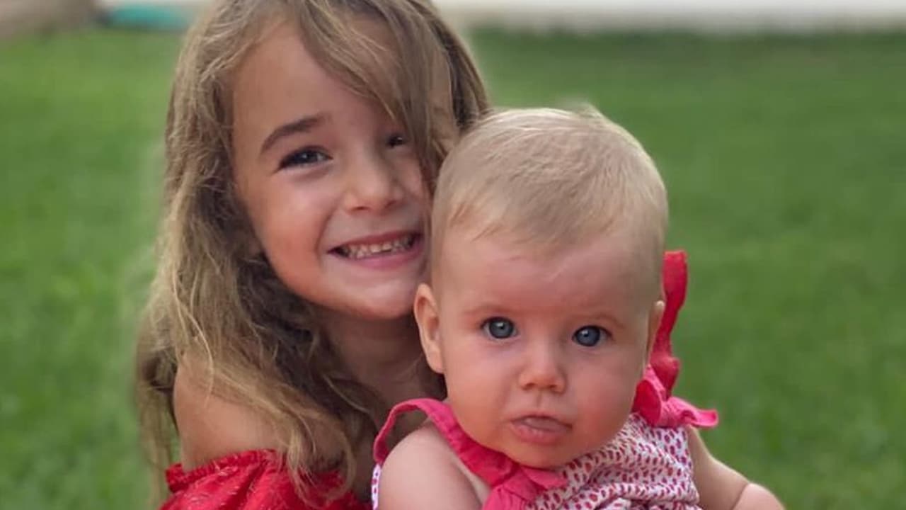 Tomás Gimeno, padre de Anna y Olivia, de uno y seis años, respectivamente, pasó por sus hijas el pasado 27 de abril con la intención de pasar la tarde con ellas, sin devolverlas a las 9 pm como había pactado con la madre de las menores, Beatriz Zimmerman. 
<b><a href="https://www.univision.com/noticias/mundo/la-busqueda-olivia-y-anna-islas-canarias-tragico-desenlace-espana">Los pormenores del caso y la búsqueda de las niñas han tenido en vilo a toda España.</a></b>
<br>
<br>En imagen Olivia (izquierda) junto a su hermana Anna. 
<br>