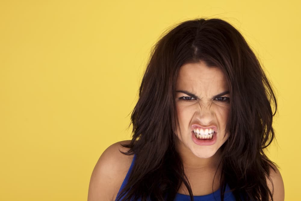 En tu aspecto 
<b>negativo</b> puedes ser muy temperamental y cambiar mucho de modo y carácter en un día, vivir demasiado en el pasado y aferrarte con demasiado apego a las cosas y ser altamente emocional.