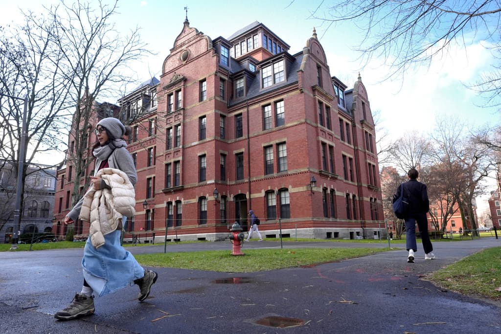 Gobierno de Trump impide a Harvard matricular a nuevos estudiantes internacionales y amenaza a los ya inscritos a "transferirse o perder su estatus legal”