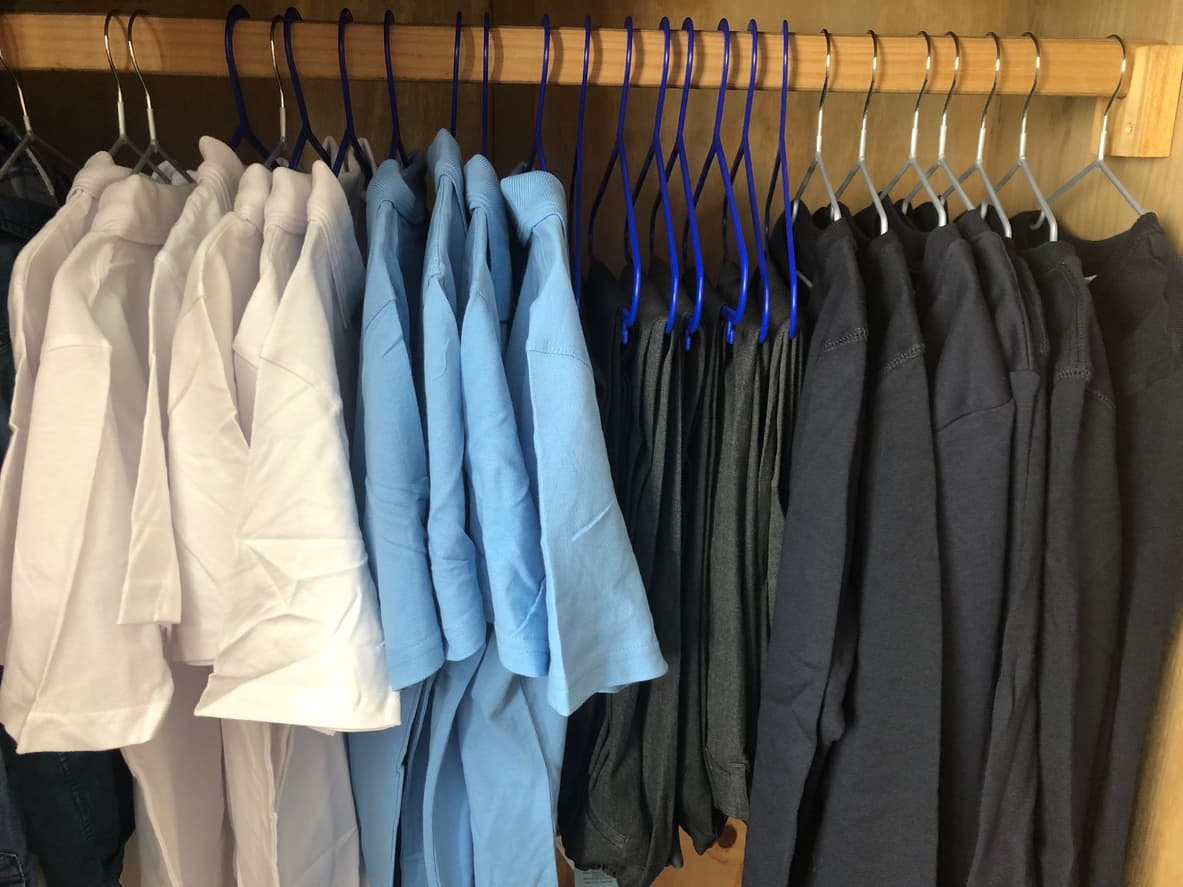 Hallan en uniformes escolares altos niveles de químicos peligrosos
