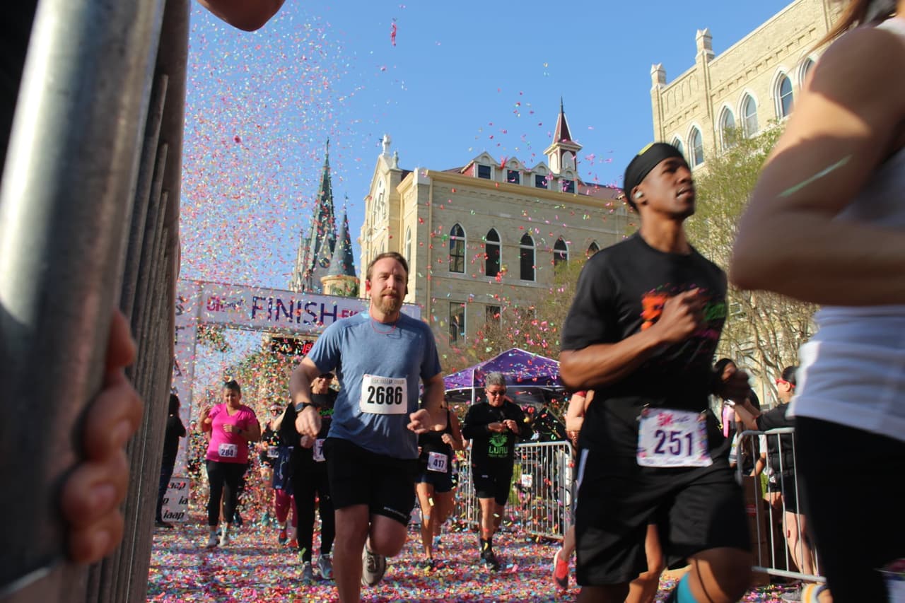 <h2 class="cms-H2-H2">OLLU 5k Confetti Walks and run</h2>
<br>
<ul>
 <li class="li1">Cuándo: 26 de abril</li>
</ul> 
<ul>
 <li class="li1">Hora: 8:30 horas - 11:00 horas</li>
</ul> 
<ul>
 <li class="li1">Dónde: Edificio principal de Our lady of the Lake</li>
</ul> 
<ul>
 <li class="li1">Qué es: Una carrera 5k en la que los participantes recorrerán el campus histórico de la universidad y después los caminos renovados del Parque Lake Elmendorf. Es un evento familiar y lo recaudado irá para el Fondo The Lake, para estudiantes y becas.</li>
</ul> 
<ul>
 <li class="li1">Costo: 35 dólares</li>
</ul>