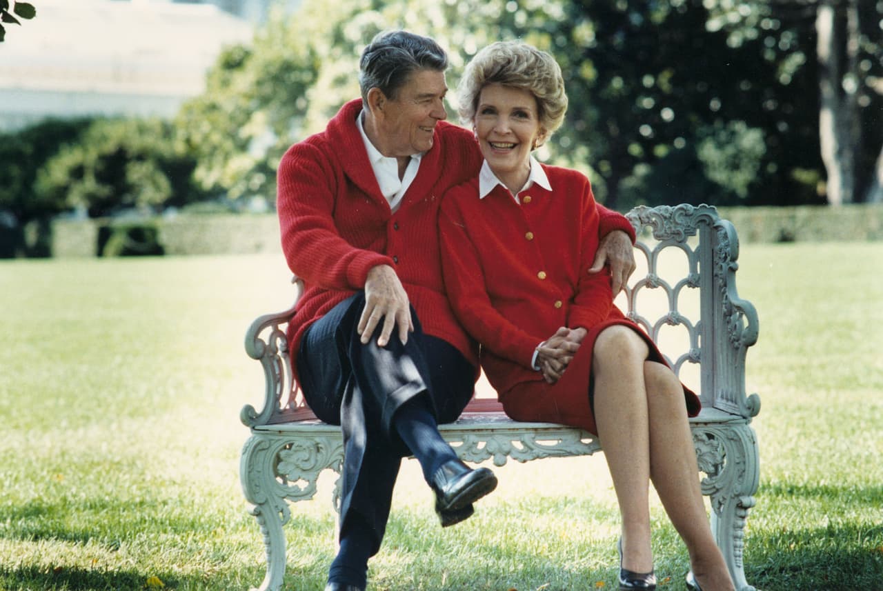 <b>Nancy Reagan – 1981-1989 (Ronald Reagan)</b>
<br>
<a href="http://www.univision.com/estilo-de-vida/nancy-reagan-adios-a-un-icono-del-estilo">Vestida de rojo</a> y con una permanente sonrisa, Nancy Reagan pasó por la Casa Blanca dejando huella como luchadora contra los abusos del alcohol y las drogas. Comenzó como actriz de cine y teatro, actuando en películas de Hollywood y grandes estrenos de Broadway. Tras su matrimonio con Ronald Reagan (también actor) y su posterior ascenso a la Casa Blanca, tuvo que dejar su lado de estrella del entretenimiento para convertirse en la compañera leal del presidente, un papel que adoptó ayudando a veteranos y defendiendo sus ideales.
