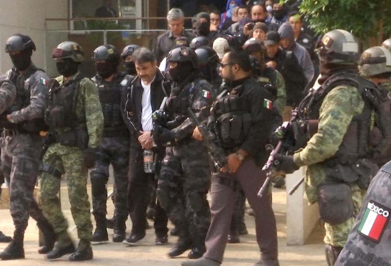Después del último arresto de su padre y su extradición, 'Los Chapitos' han tenido que defender su organización delictiva a capa y espada. Primero enfrentaron una guerra interna contra 'El Licenciado' y su hijo Dámaso López Serrano, 'El Mini Lic', la cual ganaron con el respaldo de Ismael 'El Mayo' Zambada, quien era el principal socio de su padre.