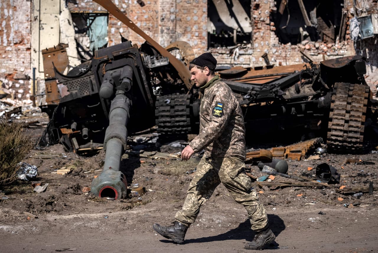 Un militar ucraniano camina entre un tanque del ejército ruso y los escombros de un edificio destruido en Trostianets.
<br>
<br>Estaa fue 
<a href="https://www.univision.com/noticias/imagenes-no-autenticas-video-invasion-rusa-ucrania-tercera-guerra-mundial">una de las primeras ciudades en caer bajo el control de Moscú.</a> El pasado 26 de marzo, Ucrania anunció que había retomado el control.