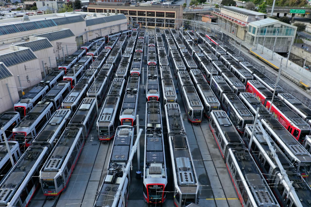 <b>Trenes varados.</b> Aunque son considerados 
<a href="https://www.univision.com/local/san-francisco-kdtv/coronavirus-estos-son-los-trabajos-actividades-y-negocios-esenciales-permitidos-bajo-el-toque-de-queda">servicios esenciales</a>, varios sistemas de transporte en la Bahía de San Francisco están limitando sus operaciones a causa de 
<a href="https://www.univision.com/local/san-francisco-kdtv/california-se-acerca-a-los-3-000-casos-de-coronavirus-y-los-resultados-de-48-000-pruebas-estan-pendientes">la pandemia del coronavirus</a>. El tren ligero y el transporte subterráneo de la agencia Muni, en San Francisco, suspendió su servicio esta semana citando una baja considerable en el número de usuarios.