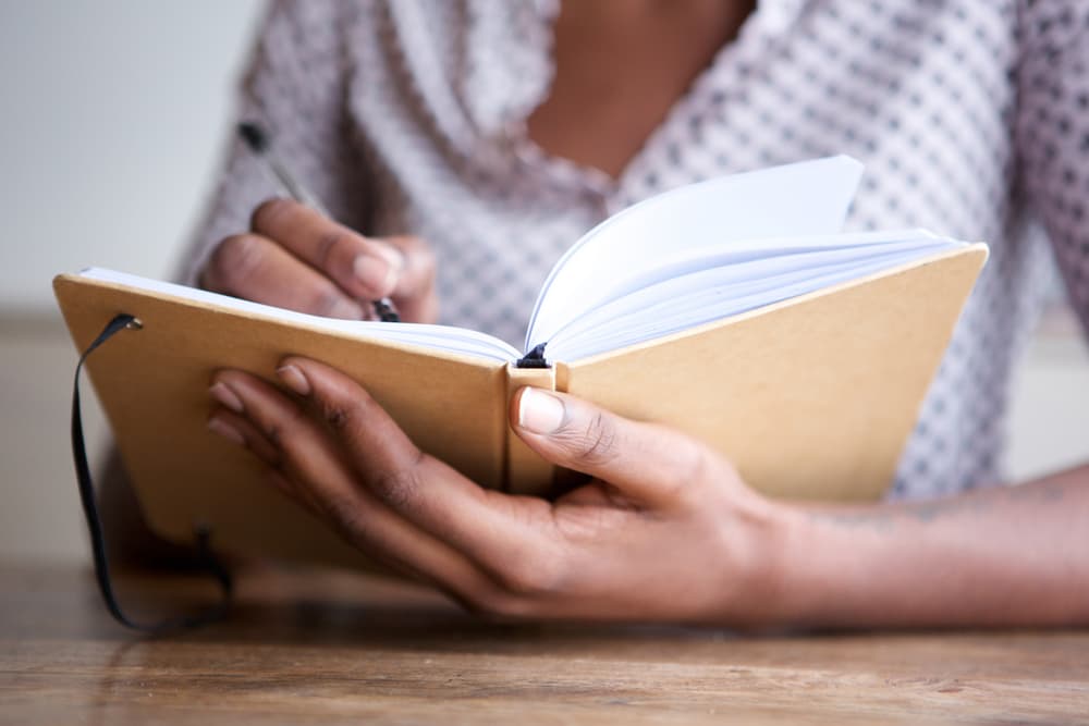 Así que además de leer, anímate a escribir. Además de que es un hábito que hemos dejado atrás con la era de las computadoras, puedes hacer tu propio diario, 'journal' o agenda sobre tus pensamientos, lo que hiciste durante el día, tus planes... Te servirá como gran ejercicio de memoria y para releer meses adelante, para recordar dónde estabas cierto día.