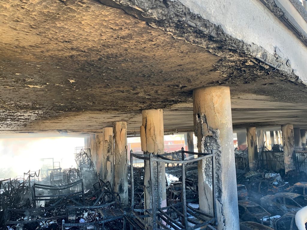 La Interestatal 10, una importante arteria que atraviesa Los Ángeles de este a oeste, permaneció cerrada cerca del centro de la ciudad durante al menos 24 horas hasta el domingo.