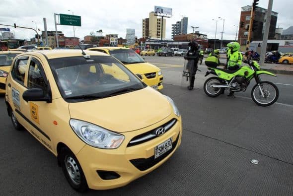 Docenas de taxistas protestaron el 29 de julio de 2015, exigiendo la salida de la aplicación tecnológica Uber en Cali, en Colombia.