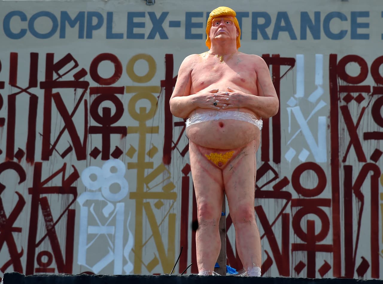 En agosto de 2016, en pleno punto álgido de la campaña presidencial, el colectivo anarquista 'Indicline' puso en Union Square, Nueva York una de las varias estatuas desnudas de Donald Trump que después de causar revuelo nacional fueron subastas por galerías de arte.