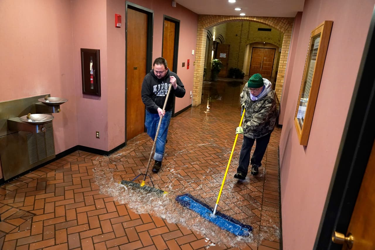 Miembros de la iglesia Apóstol San Pablo de Richardson, Texas, limpian la inundación que dejó una tubería rota en el edificio. 
<a href="https://www.univision.com/noticias/estados-unidos/vivencia-texas-tormenta-invernal"><u>Las roturas en el sistema de distribución de agua</u></a> son otra consecuencia de las temperaturas extremadamente bajas en el estado.