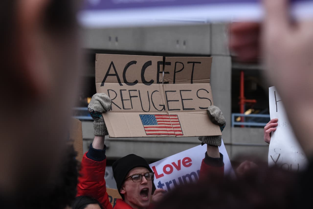 La orden del presidente Donald Trump suspendió temporalmente la totalidad del programa de refugiados en EEUU y anuló de forma específica el reasentamiento de refugiados sirios en el país.