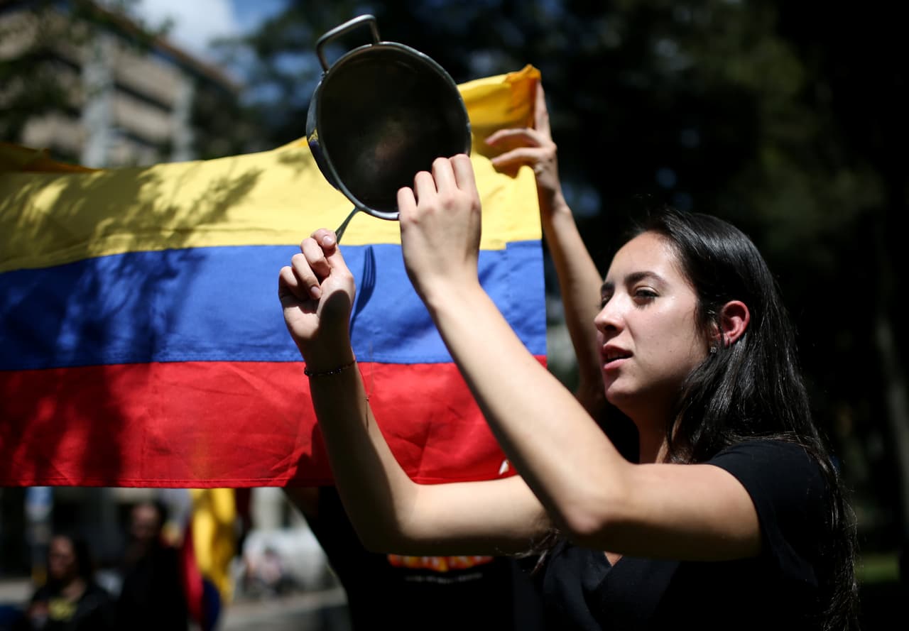 Una joven con cacerola en mano en una protesta en el Parque Nacional en Bogotá el 23 de noviembre del 2019.