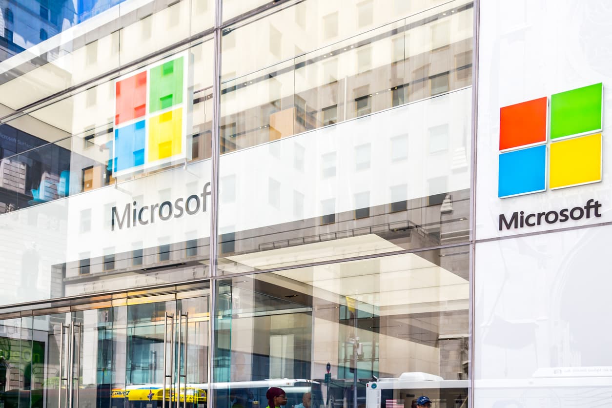 <b>Puesto 16. Microsoft</b>
<br>
<br>Porcentaje de energía verde del total que usa: 100%.
<br>
<br>Uso anual de energía verde: 5,982,112,000 kWh.
<br>
<br>Industria: tecnología.
<br>
<br>Fuente de energía verde: plantas hidroeléctricas de bajo impacto, solar y eólica.
<br>
<br>La EPA define la energía verde como la electricidad producida a partir de energía solar, eólica, geotérmica, biogás (descomposición de materia orgánica), biomasa elegible (residuos de madera) y pequeñas fuentes hidroeléctricas de bajo impacto.
<br>