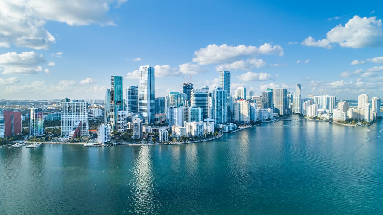 <h3 class="cms-H3-H3">2. Miami, Estados Unidos </h3>
<br>
<br>El buen clima durante gran parte del año y su infraestructura adecuada para andar en bicicleta colocan a 
<a href="https://www.univision.com/temas/miami">Miami</a> como un paraíso para todos los ciclistas que disfrutan, por ejemplo, de la calzada de Rickenbacker, una de las rutas más populares de la ciudad. Mientras tanto, el Parque Estatal Oleta River ofrece 15 millas de senderos para ciclistas todoterreno que deseen ver la vida silvestre nativa del lugar. 
<b>Sin embargo, la ruta preferida es un circuito de 14,3 km alrededor de los hermosos lagos de Kendall, con sus amplias vistas del campo de golf. </b>
