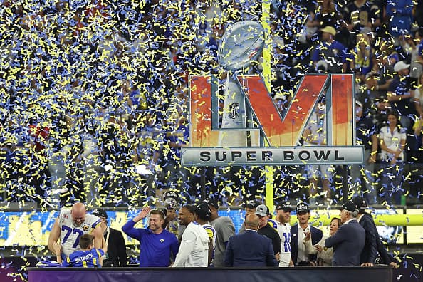 El confeti en el gran estadio SoFi fue amarillo y azul y la euforia en las gradas marca la historia de la gigantesca casa de Los Ángeles Rams.