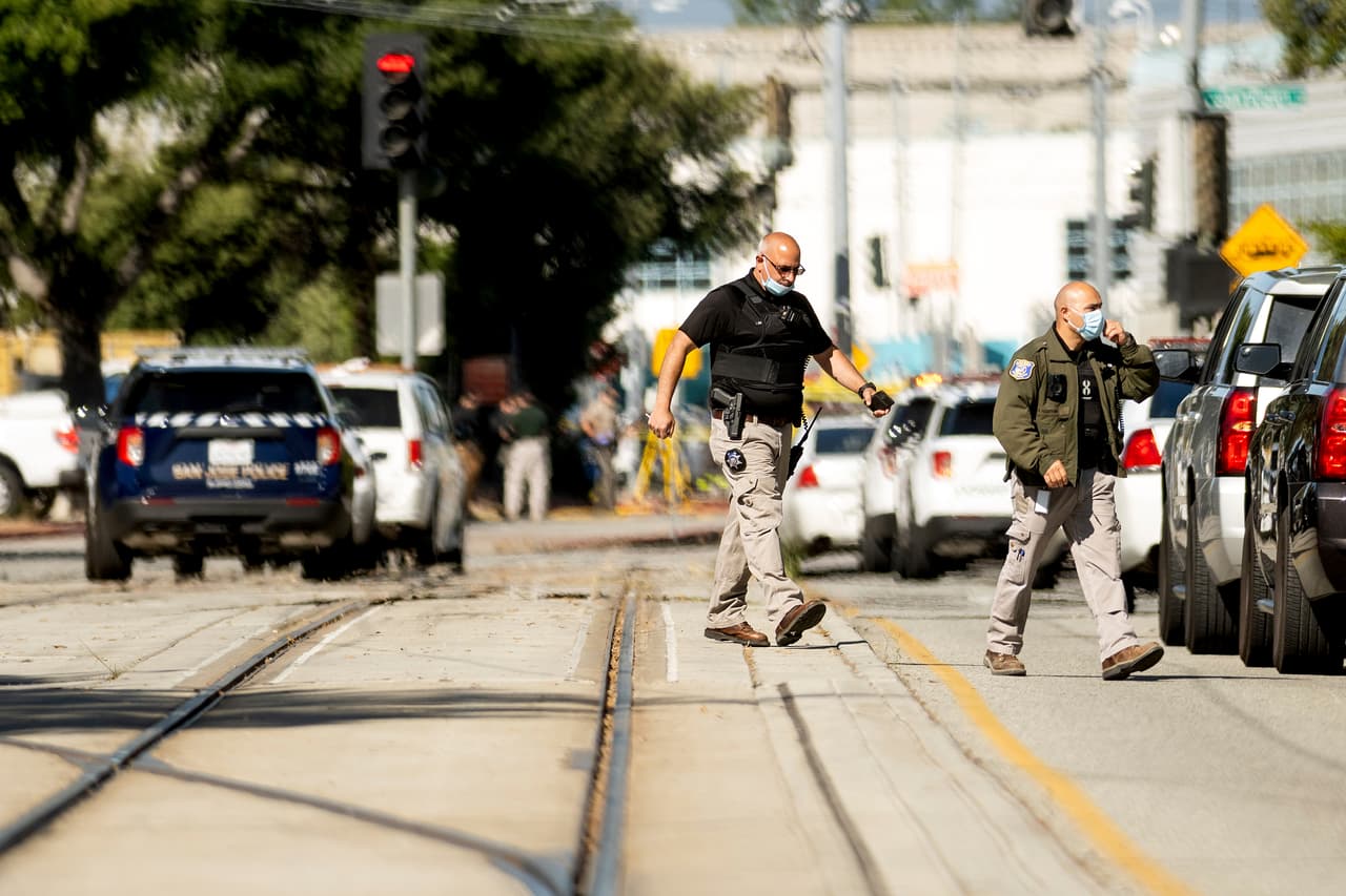 Glen Hendricks, presidente de la Junta de VTA confirmó a la prensa que los hechos ocurrieron en un predio exterior 
<b><a href="https://www.univision.com/noticias/estados-unidos/tiroteo-san-jose-california-vta-ocho-muertos">de trenes ligeros y no dentro de las instalaciones del Centro de Control de Operaciones.</a></b>
<a href="https://www.univision.com/noticias/estados-unidos/tiroteo-san-jose-california-vta-ocho-muertos"> </a>
<br>
<br>Hendricks envió un mensaje a los familiares de las víctimas: "VTA es una familia. Esta es una tragedia terrible, y haremos todo lo posible para ayudar a la gente a superar esto".
<br>