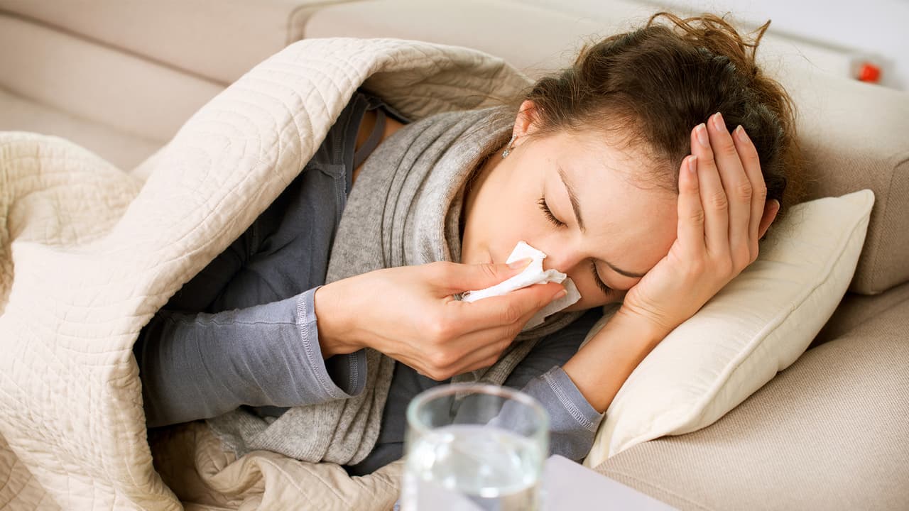<b>5. Mantener espacios ventilados:</b> Mejorar la ventilación en espacios cerrados, ya sea abriendo ventanas o utilizando filtros de aire, ayuda a reducir la concentración de virus en el aire.