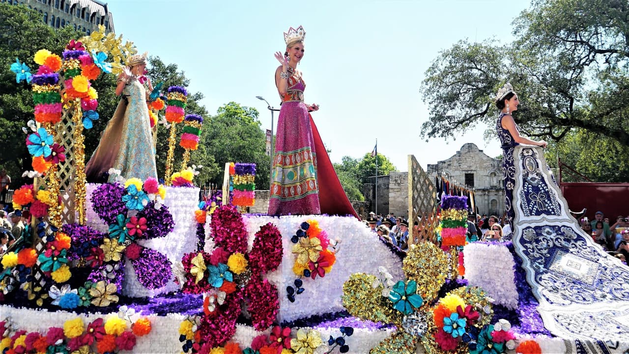 <h2 class="cms-H2-H2">El Desfile de Battle of Flowers Traveling Float</h2>
<br>
<ul>
 <li class="li1">Cuándo: 2 de mayo</li>
</ul> 
<ul>
 <li class="li1">Hora: 9:55 a 13:00 horas</li>
</ul> 
<ul>
 <li class="li1">Dónde: En el corazón de San Antonio</li>
</ul> 
<ul>
 <li class="li1">Qué es: Un desfile organizado por mujeres, fundado en 1891 y cumpliendo su desfile número 132.</li>
</ul> 
<ul>
 <li class="li1">Costo: Gratis</li>
</ul>
