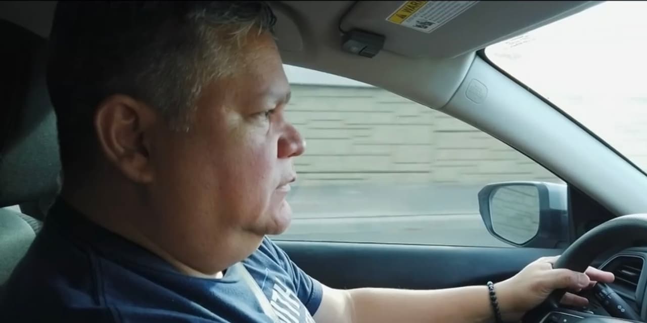 Todos los días, luego de una jornada maratónica sirviendo comida y regalando carpas a miles de indocumentados que esperan en campamentos insalubres en la ciudad 
<a href="https://www.univision.com/temas/frontera-eeuu-mexico">fronteriza</a> mexicana de Matamoros, Tamaulipas, Michael Benavides 
<b>no puede evitar llorar pensando en lo que todos esos seres humanos han sufrido a lo largo de su vida. </b>
<br>