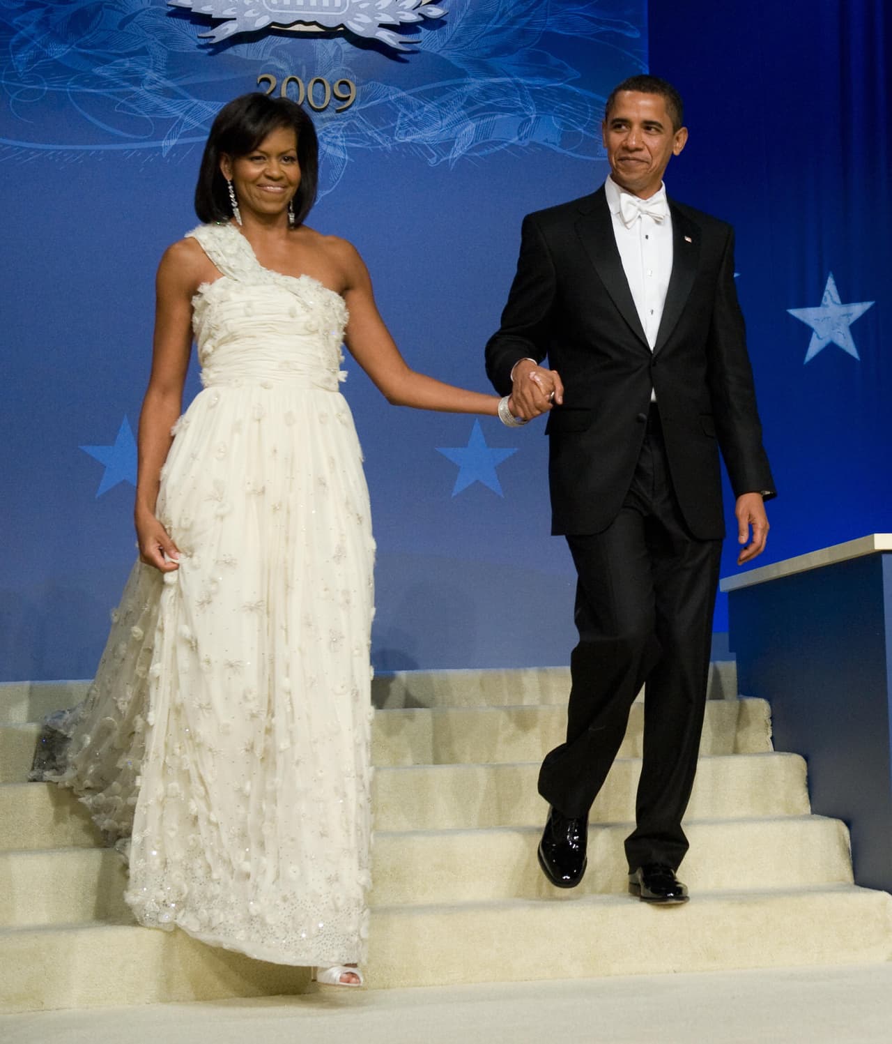 No todas las primeras damas se hacen íconos de la moda, pero todas, quieran o no, pasan por el escrutinio público de lo que usan y de lo que es correcto para el estilo presidencial. Para su primer baile inaugural en 2009, Michelle Obama eligió, como suele ser costumbre entre las primeras damas, un traje blanco. Michelle Obama anticipó con su elección una apuesta que perduraría a lo largo de su estancia en el poder: su devoción por los talentos nuevos y casi desconocidos. Fue, además, la primera entre todas en mostrar sus brazos desnudos en esta ocasión.