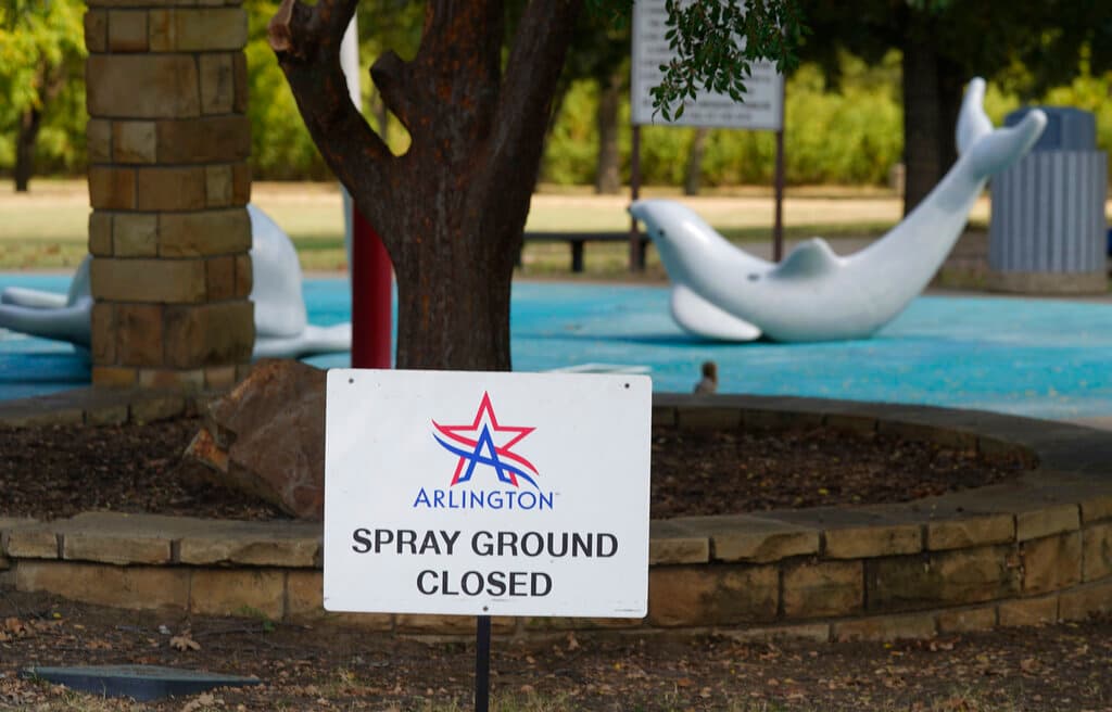 Un letrero indica que la plataforma de salpicaduras está cerrada en Don Misenhimer Park, donde el niño fue infectado con una ameba rara que come cerebros en Arlington, Texas, el martes 28 de septiembre de 2021.