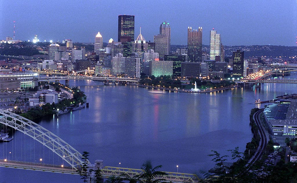 <b>Lugar 6 | Pittsburgh, Pennsylvania</b>
<br>
<br>Esta urbe se está ganando el mote de 'la ciudad de la reinvención', tras el cierre de sus acerías en la década de 1980. Abarca casi 2,000 acres de tierra solo en los parques de la ciudad y ofrece parques del condado, parques estatales y parques frente al río para sus residentes. Logró un puntaje de 6.6/10 en calidad de vida. 
<b>En esta ciudad, el pago promedio del alquiler mensual es de $850.</b>