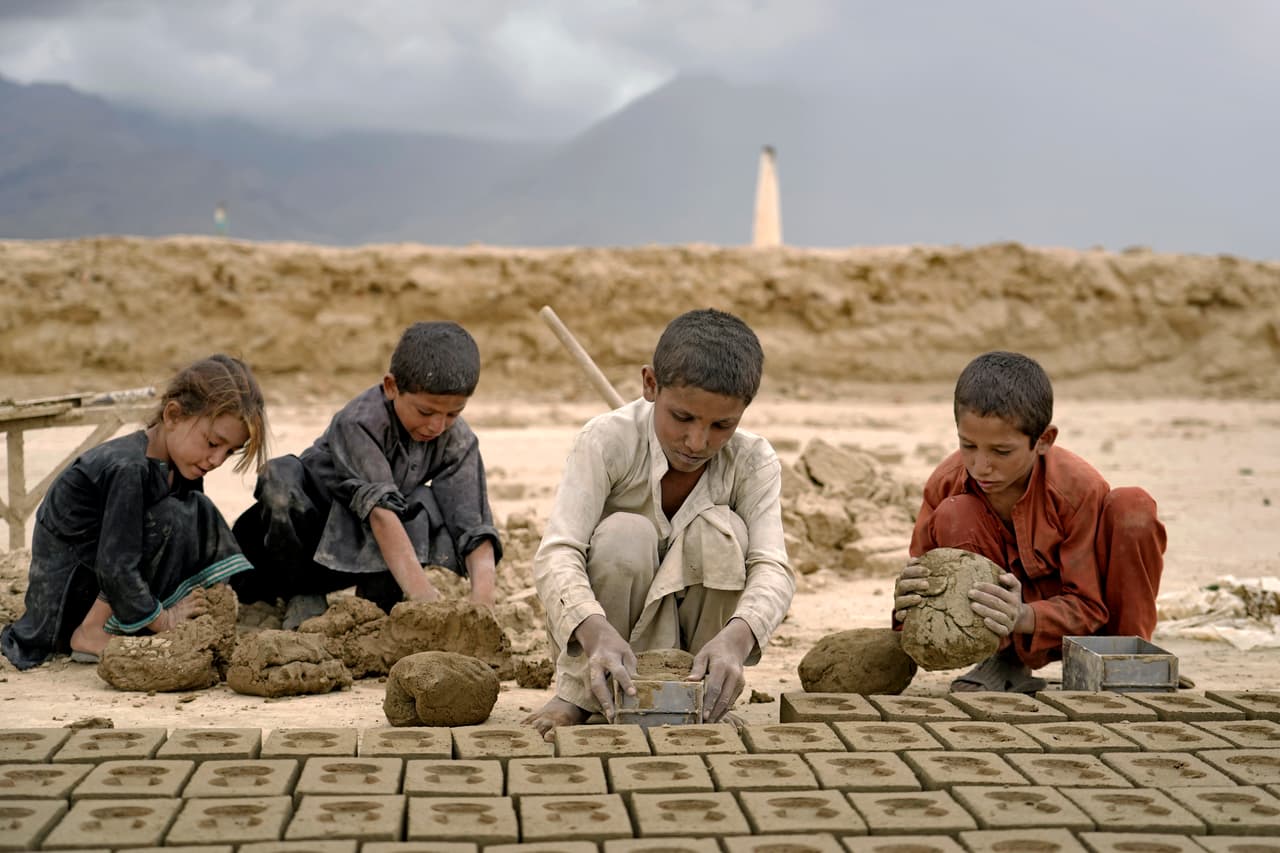 Las familias que viven en las ciudades están entre las más afectadas. Por ejemplo, en Kabul, las calles están pobladas permanentemente de 
<b>niños mendigos, que revuelven la basura o que trabajan como limpiabotas. </b>También trabajan en mercados o fábricas de ladrillos, como los niños en estas imágenes.