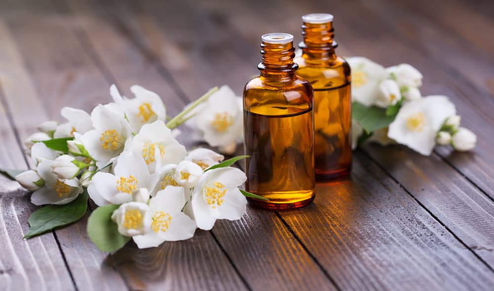 El aceite de jazmín, por su gran aroma, es un gran estimulante que puede despertar los instintos sexuales, llegando directo al hipotálamo en el cerebro activando en nuestro cuerpo las hormonas responsables del deseo sexual.