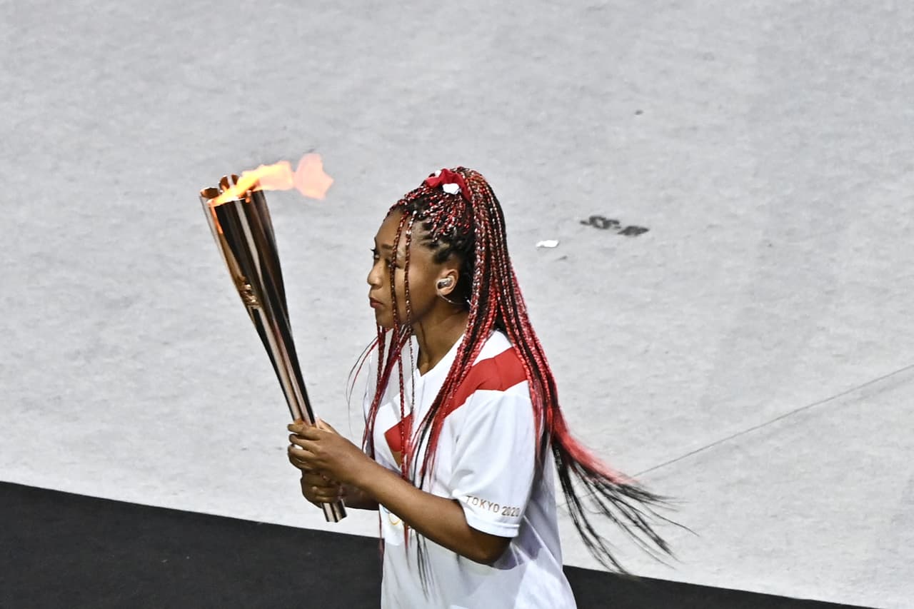 <b>Puesto 12. Naomi Osaka (tenis)</b>
<br>
<br>Ganancias totales: 60 millones de dólares.
<br>
<br>Ganancias en el deporte: 5 millones de dólares.
<br>
<br>Ganancias en patrocinios: 55 millones de dólares.
<br>
<br>Osaka ocupa el primer lugar entre las mujeres deportistas y el número 12 en el ranking general. Rompió su propio récord de hace apenas un año, cuando era el número 29 con 37,4 millones de dólares en ganancias.
<br>