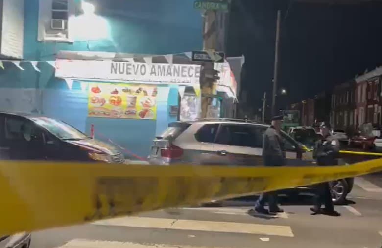 El dueño del negocio y el cliente fueron heridos en la cabeza y están en el hospital en estado crítico.