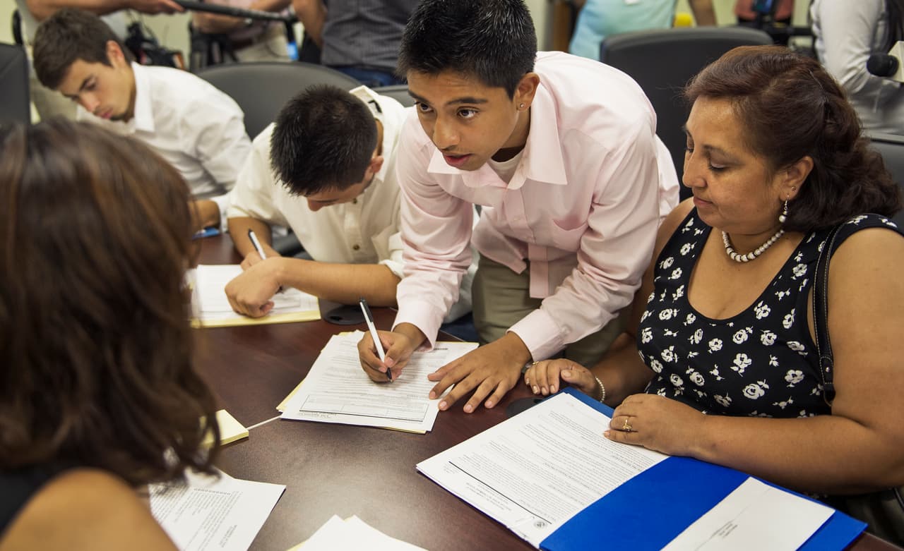 <b>2012 | </b>El boliviano
<b> </b>Diego Mariaca, junto a su madre Ingrid Vaca, fue de los primeros en completar la documentación para obtener DACA, en una oficina de Washington DC.