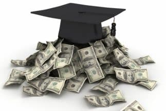<b>Ahorra.</b> Nunca sabemos si nuestra situación económica será estable o si tendremos trabajo cuando nuestros hijos entren a la universidad, por lo que es recomendable fijar una cuota de ahorro desde el preciso instante en que recibiste a tu bebé en brazos, con lo que ya no tendrás que preocuparte por ese gasto a futuro.
