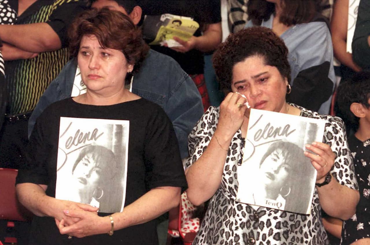 "La Madonna mexicana". Así llamó a Selena el periodista de la NBC Tom Brokaw. The New York Times sacó dos días seguidos noticias de su muerte en primera página. Gloria Estefan, Celia Cruz, Julio Iglesias y Madonna llamaron a la familia a dar sus condolencias. La revista 
<i>People</i> sacó un número especial pocos días después de su muerte. El locutor 
<a href="http://nl.newsbank.com/nl-search/we/Archives?p_product=ST&s_site=dfw&p_multi=ST&p_theme=realcities&p_action=search&p_maxdocs=200&p_topdoc=1&p_text_direct-0=0EAF8FF3E2963B7B&p_field_direct-0=document_id&p_perpage=10&p_sort=YMD_date:D&s_trackval=GooglePM">Howard Stern se burló de la música de Selena</a> en su programa de radio, causándole una orden de detención por conducta inapropiada que hizo que se discupara al aire en su programa. En la fotografía, fans de la cantante lloran en Los Angeles Sports Arena.
<br>