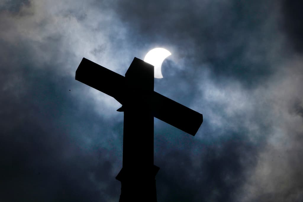 En Manor, Texas, las nubes jugaron una mala pasada ya que afectaron severamente la visibilidad del eclipse solar. Sin embargo, hubo momentos en los que el cielo se despejó y permitió a las personas disfrutar de este fenómeno que en América del Norte no se volverá a experimentar en su totalidad hasta 2044.