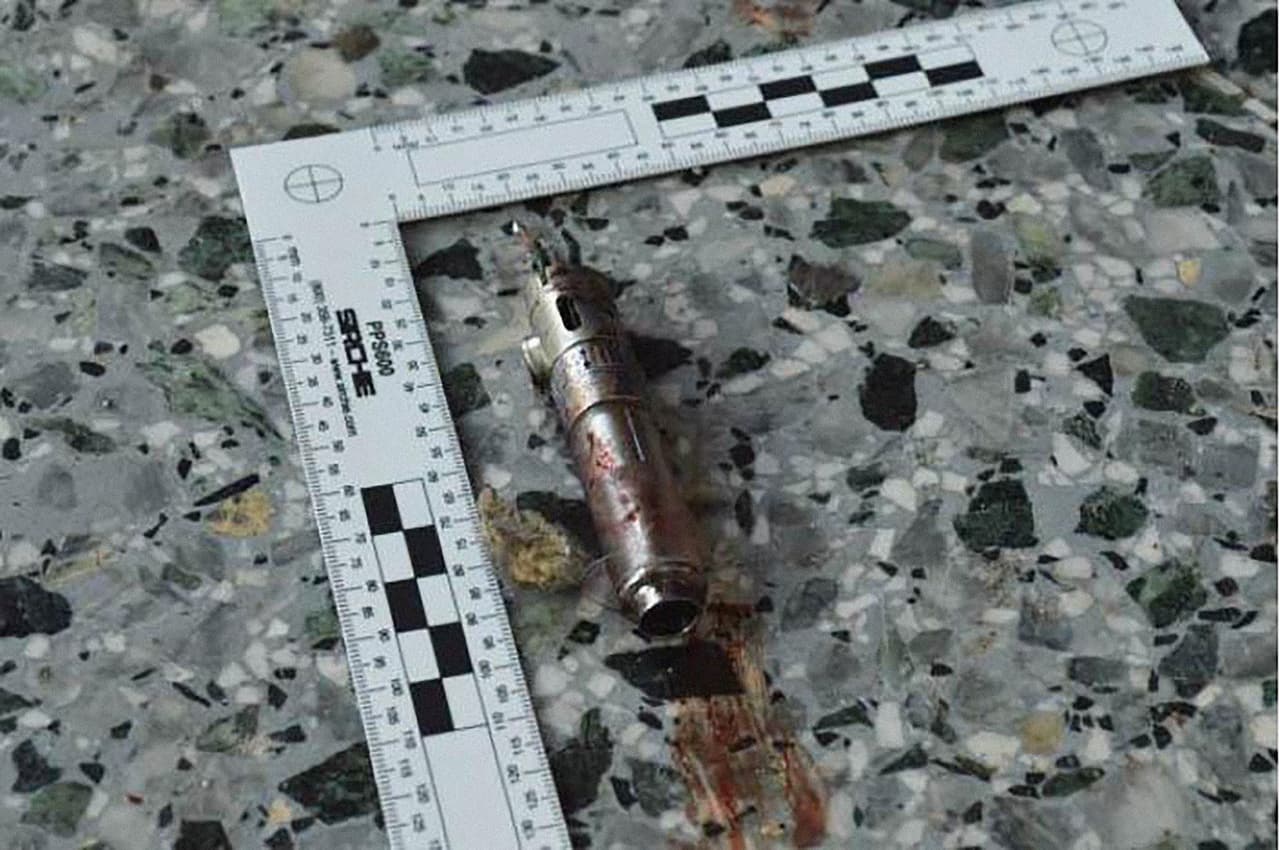 <b>Posible detonador. </b>En el piso con manchas de sangre del Manchester Arena los investigadores hallaron este posible detonador
<i> </i>que, según reporte de 
<i><a href="https://www.nytimes.com/interactive/2017/05/24/world/europe/manchester-arena-bomb-materials-photos.html?hp&action=click&pgtype=Homepage&clickSource=story-heading&module=b-lede-package-region&region=top-news&WT.nav=top-news&_r=0" target="_blank">The New York Times</a></i> citando a las autoridades de Manchester, podría ser el que Abedi usó. Creen que lo sostenía con su mano izquierda.