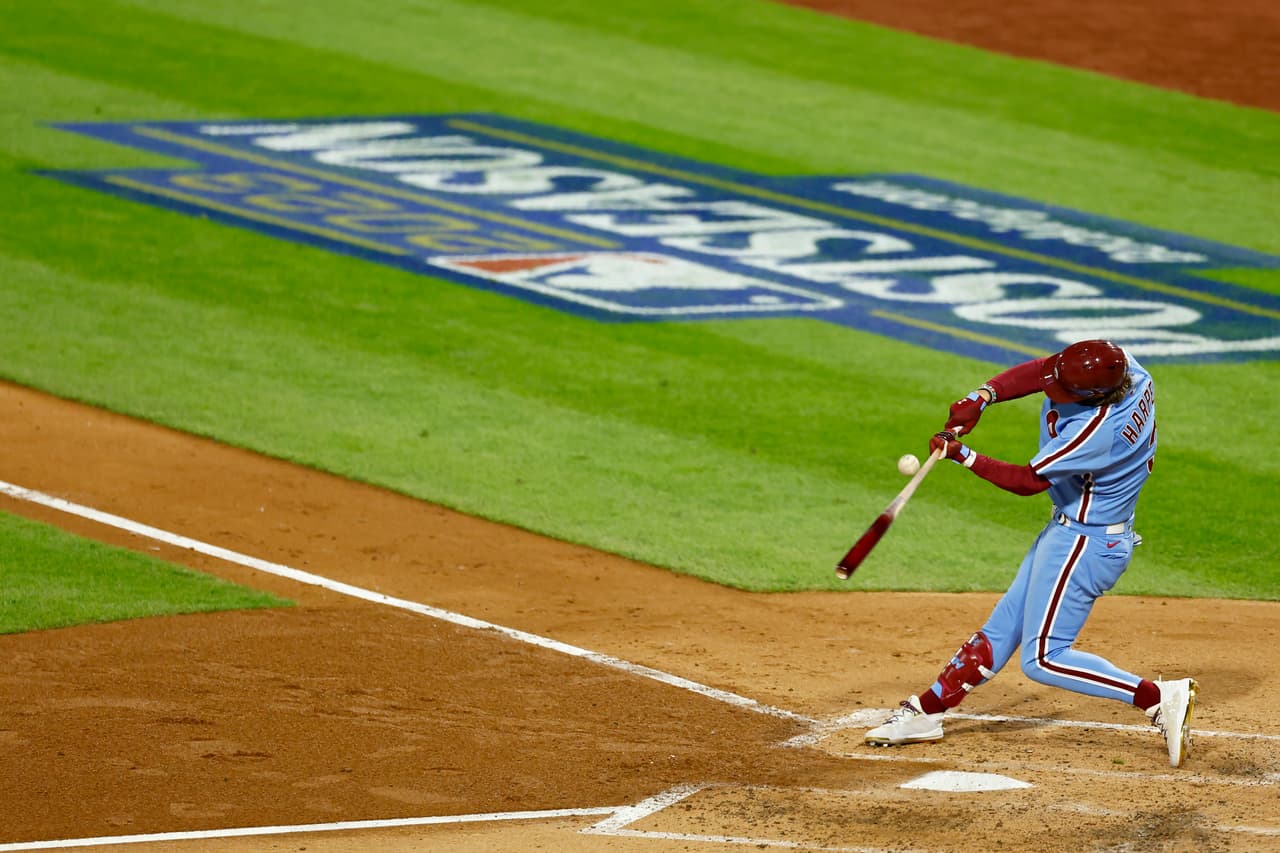 Bryce Harper # 3 de los Phillies de Filadelfia conecta un sencillo en la tercera entrada contra los Bravos de Atlanta durante el cuarto juego de la Serie Divisional en Citizens Bank Park el 12 de octubre
