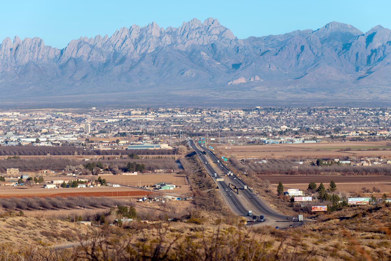 <h3 class="cms-H3-H3">8. Las Cruces, Nuevo México</h3>
<br>
<br>💸
<b> Ingreso familiar promedio: </b>$45,178
<br>
<br>💸 
<b>Tasa de pobreza: </b>19.4%
<br>
<br>💸 
<b>Hogares con ingresos anuales menores a $10,000: </b>11.3%
<br>
<br>💸
<b> Adultos con educación universitaria: </b>30.1%
<br>
<br>💸 
<b>Tasa de desempleo (2021): </b>7.2%
<br>