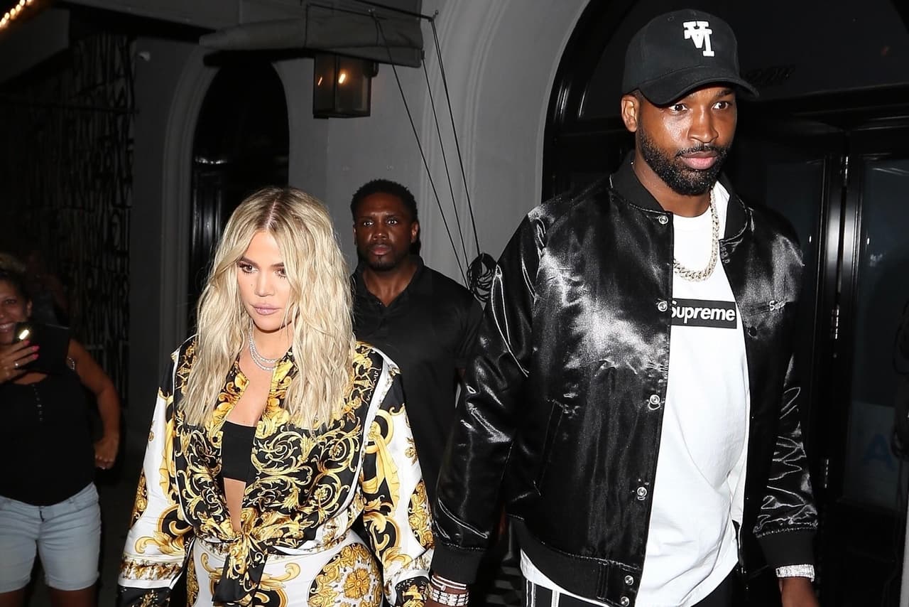 Khloé decidió continuar con la relación, pero se separaron a menos de un año luego de que Thompson fuera captado besando a Jordyn Woods, la entonces mejor amiga de Kylie Jenner.