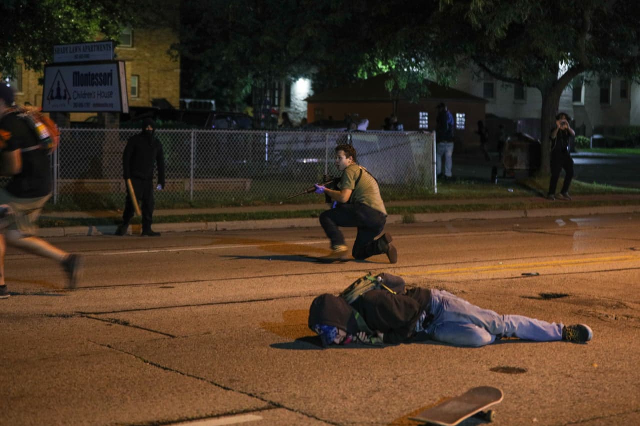 El hombre, posiblemente con una herida leve, se alejó del sujeto armado mientras el joven de la patineta estaba en el suelo con las manos en su pecho.