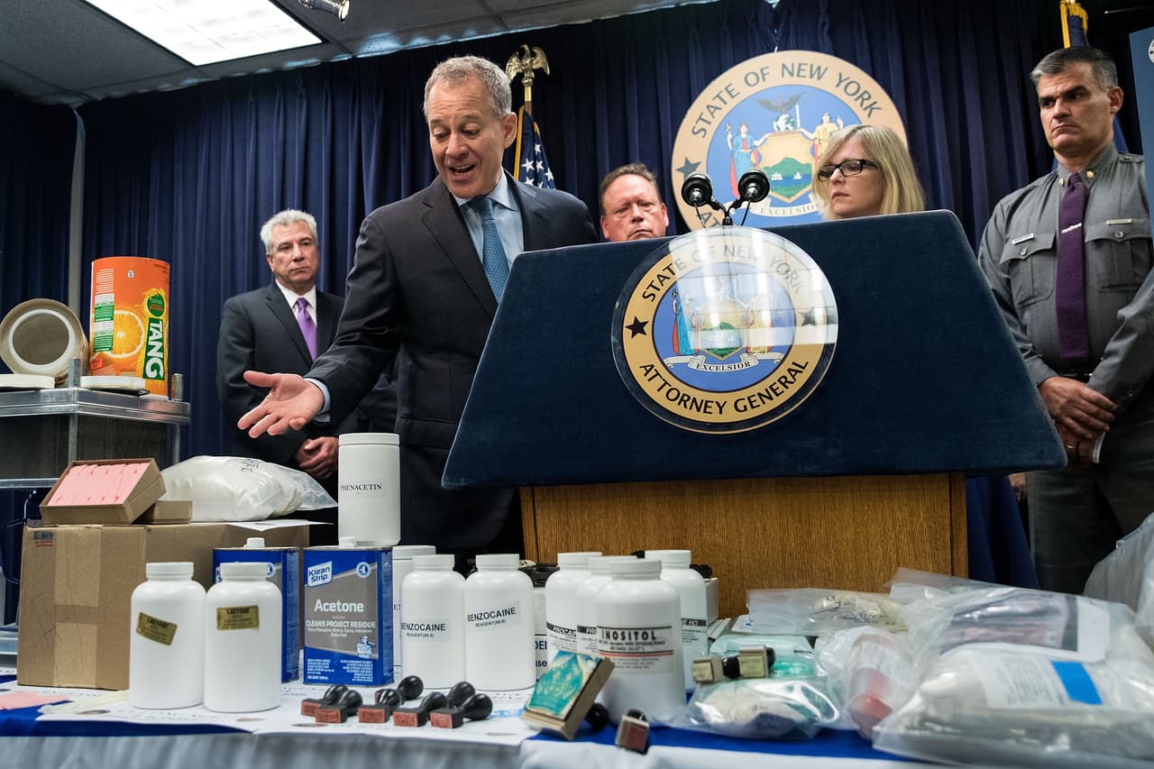 Schneiderman apunta a la droga y parafernalia que el Grupo de Trabajo Contra el Crimen Organizado de Nueva York impidió que llegara a las calles.
