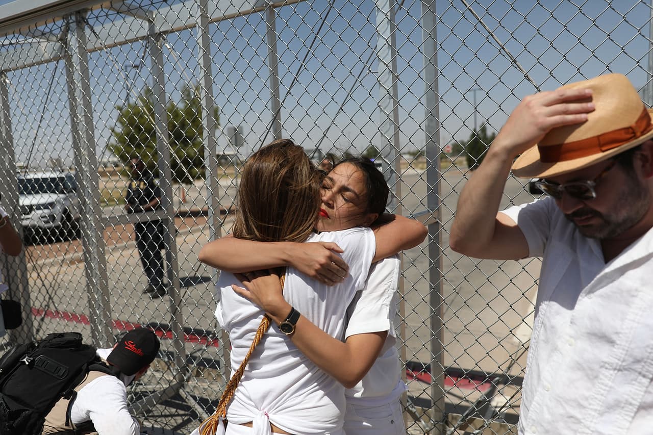 En Tornillo, Texas, en la frontera con México, y a sólo dos días antes de las elecciones, Ocasio-Cortez protestó por la separación de los niños inmigrantes de sus padres, en un centro de detención de la Oficina de Aduanas y Protección Fronteriza.