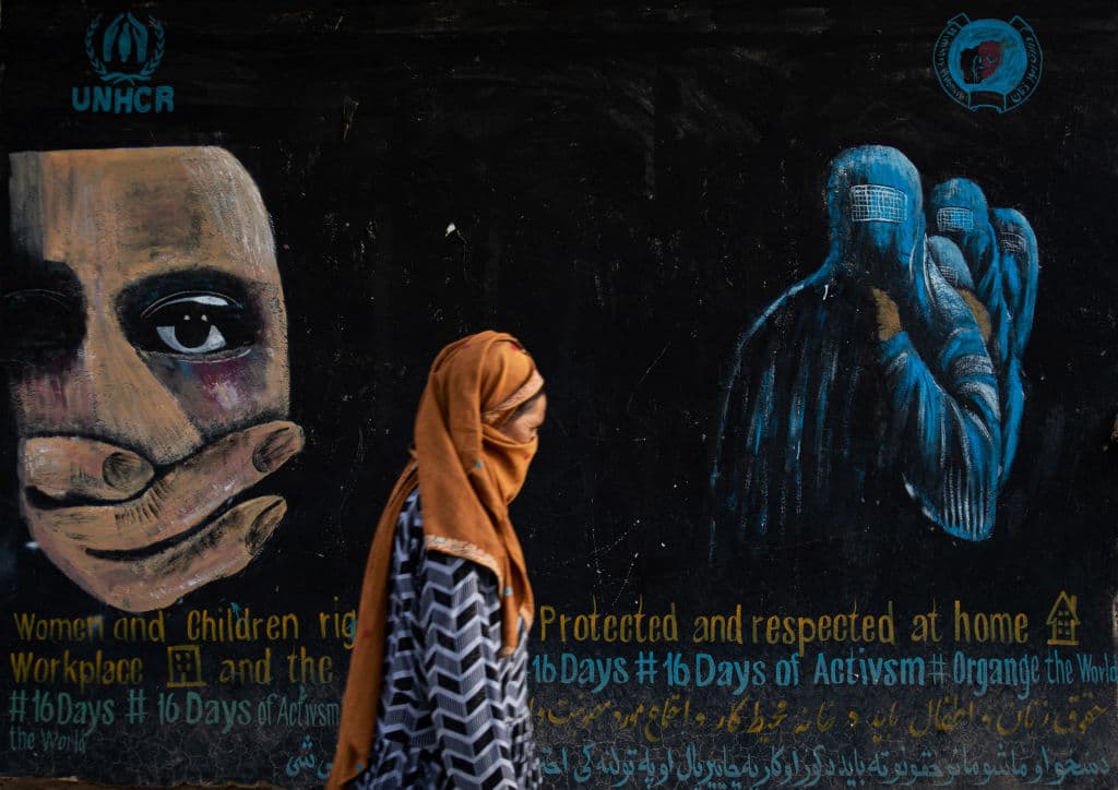 Apenas la única resistencia al régimen talibán, aunque coartada y reprimida, es la de las mujeres. En la imagen se ve un mural que defiende los derechos humanos de las mujeres y los niños en el país, sumido en una crisis humanitaria en la que ellos tienen la peor parte.