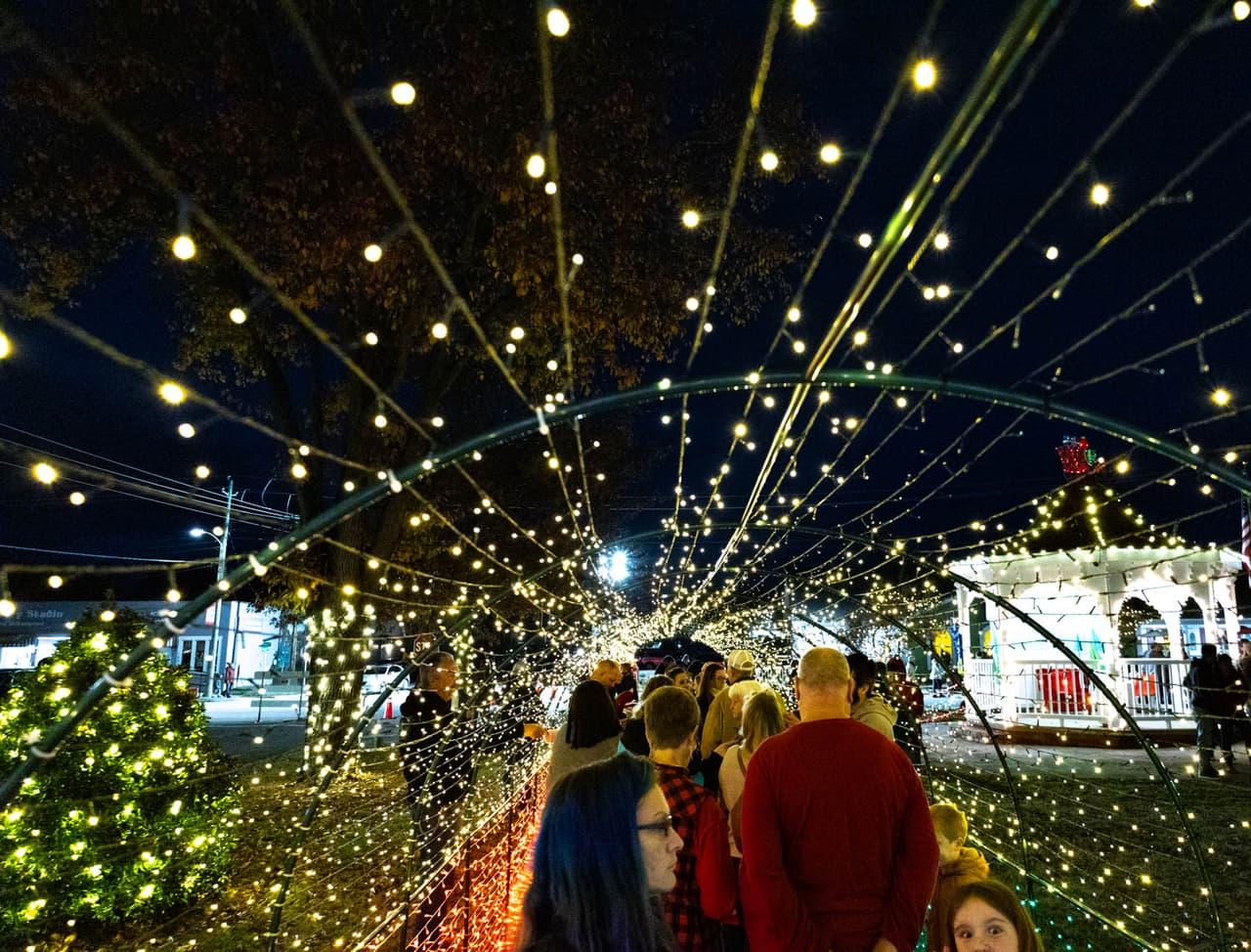 <b>Evento</b>: Wendell Wonderland
<br>
<b>Fecha</b>: 1 de diciembre
<br>
<b>Lugar</b>: 99 W. 3rd St. Wendell, NC
<br>
<b>Sitio web</b>: 
<a href="https://www.eventeny.com/events/wendell-wonderland-2023-7158/">https://www.eventeny.com/events/wendell-wonderland-2023-7158/</a> 
<br>
<br>Una oportunidad perfecta para experimentar el centro histórico de Wendell iluminado para las fiestas, con la visita de Papá Noel, paseos en tranvía por la ciudad, iluminación del árbol de la ciudad, música en vivo, chocolate caliente, camiones de comida, un mercado de artesanías y más.