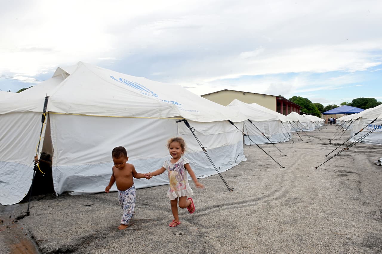 La llegada masiva de venezolanos se convirtió en un 
<a href="https://www.univision.com/noticias/america-latina/un-inmigrante-venezolano-y-su-hija-de-3-anos-heridos-en-un-ataque-en-brasil-que-podria-ser-xenofobo">problema para el estado de Roraima</a>, al norte de Brasil, donde se estableció un campamento de la Agencia de las Naciones Unidas para los Refugiados (ACNUR).