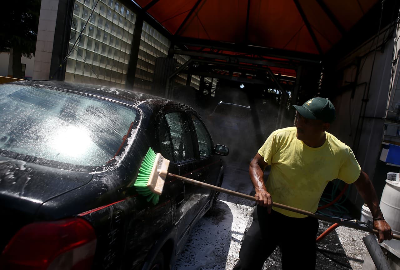 <b>Puesto 17. Limpiadores de vehículos y equipos.</b>
<br>
<br>Salario anual promedio: 30,160 dólares.
<br>
<br>Número total de trabajadores en 2020: 214,000.
<br>
<br>Proyección del cambio en la cantidad de personas en este empleo de 2019 a 2029: +3.6%.
<br>
<br>Empleados en este oficio con licenciatura universitaria: 5.6%.
<br>
<br>La edad media de un limpiador de vehículos y equipos de menos de 35 años, mientras que la edad media de todos los trabajadores es de 42.5 años.
<br>