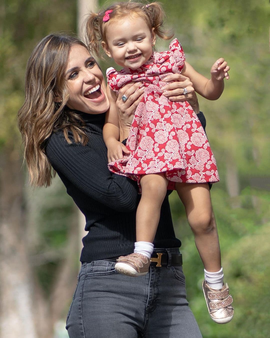 La presentadora de noticias Carolina Sarassa anunció en el marco del Día de la Madre que está embarazada por segunda vez, lo que fue un gran obsequio de la vida.